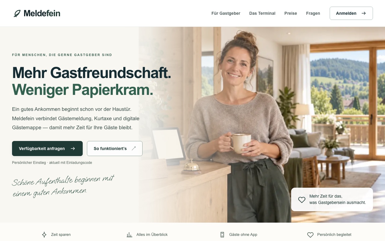 Startseite von meldefein.de: „Mehr Gastfreundschaft. Weniger Papierkram.“ neben einer Gastgeberin mit Kaffeetasse am Empfangstresen.